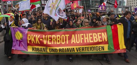 Unter dem Motto »Weg mit dem Verbot der PKK! Verteidigt Kobane u...