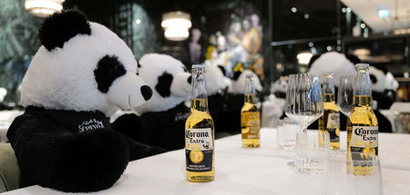 Der Frankfurter Wirt Giuseppe Fichera lädt Pandas in sein geschl...