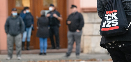 Teilnehmerin einer Protestkundgebung am Dienstag vor dem Amtsger...