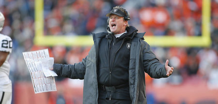Noch einmal wie ’98: »Chucky« Gruden hält nichts von der Footbal... Noch einmal wie ’98: »Chucky« Gruden hält nichts von der Footbal...