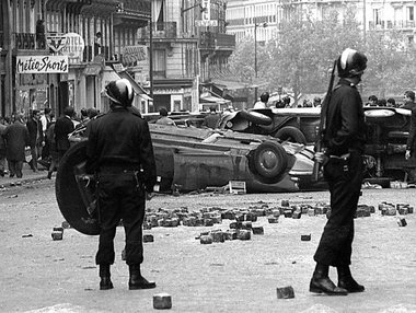 Paris, 11.5.1968: Bewaffnete Polizisten während der Studentenpro...