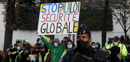Demonstrierende fordern Stopp des »globalen Sicherheitsgesetzes«... Demonstrierende fordern Stopp des »globalen Sicherheitsgesetzes«...