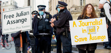 Polizeieinsatz während einer Protestkundgebung für Julian Assang...