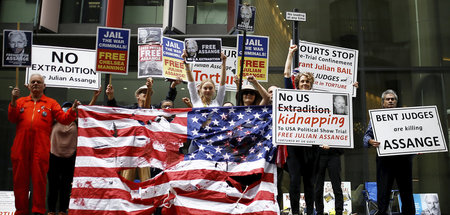 Protest in die Parlamente tragen: Assange-Unterstützer vor dem G...