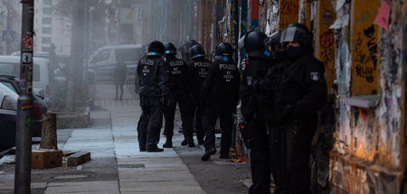 Polizisten während der Räumung des Wohnungslosen in der Rigaer S...