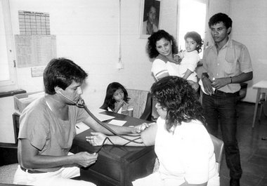 Der nicaraguanische Arzt Duclas López (l.) bei der Sprechstunde ... Der nicaraguanische Arzt Duclas López (l.) bei der Sprechstunde ...