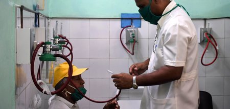 Gesundheit für alle: Ein kubanischer Arzt behandelt einen Patien...