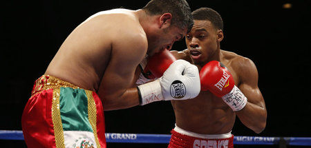 Gewissermaßen Denksport: Errol Spence Jr. (r.) in Aktion gegen J...