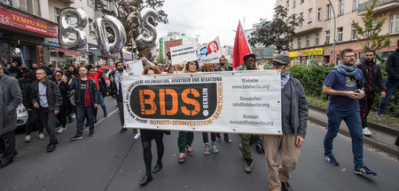 Vertreter der BDS-Kampagne auf einer antikolonialen Demonstratio...