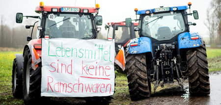 Landwirte protestieren mit ihren Traktoren gegen die Niedrigprei...
