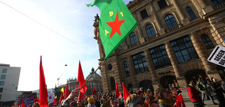 YPJ-Fahne auf einer Demonstration gegen die »Münchner Sicherheit...