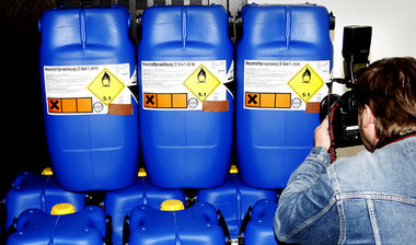 Möglichst große Fässer für den Sprengstoff: Die Chemikalien der ... Möglichst große Fässer für den Sprengstoff: Die Chemikalien der ...