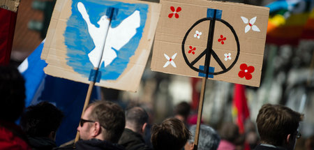 Protestzug unter dem Motto »Krieg ist Terror – damit muss Schlus... Protestzug unter dem Motto »Krieg ist Terror – damit muss Schlus...