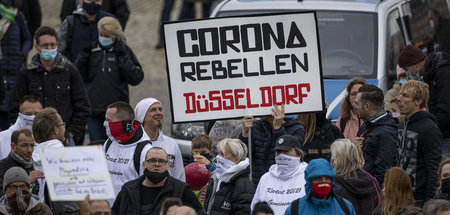 Teilnehmende einer Demonstration in Düsseldorf gegen staatliche ... Teilnehmende einer Demonstration in Düsseldorf gegen staatliche ...