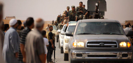 Die syrische Armee trifft nach einem Abkommen zwischen SDK und D...