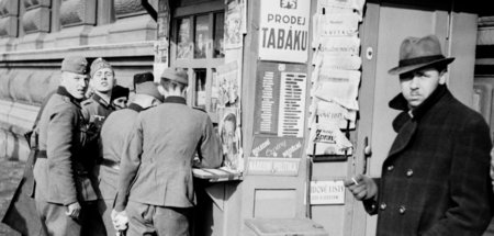Grimmige Geschichtslektion: Deutsche Soldaten an Prager Zeitungs...