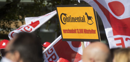 Continental: Beschäftigte und Gewerkschafter protestieren gegen ...