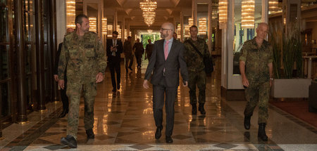 Der parlamentarische Staatssekretär Peter Tauber (CDU, M.) besuc...