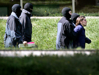 Medienwirksame Verhaftung eines der angeblichen Terroristen (5. ... Medienwirksame Verhaftung eines der angeblichen Terroristen (5. ...
