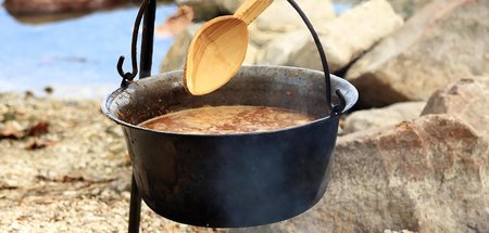 Die alten Männer verzehrten die Suppe unter Tränen, es war ihnen...