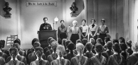 Die Mädchen des Internats singen vor der Frau Oberin: »Mädchen i...