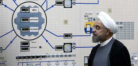 Irans Präsident Hassan Rohani beim Besuch eines Atomkraftwerks i...