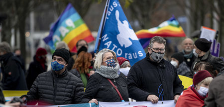 Teilnehmer des Aktionstages »Abrüsten statt aufrüsten« in Berlin
