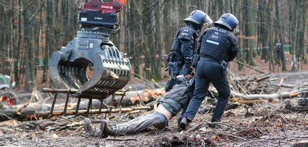 Aufgeben keine Option: Polizisten schleifen einen Aktivisten am ...