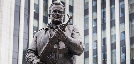 Es gibt jetzt auch ein Biopic: Michail-Kalaschnikow-Denkmal in M...