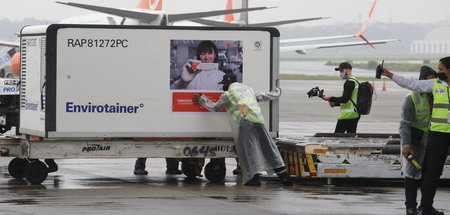 Die erste Ladung des Impfstoffes »Coronavac« trifft auf einem br...