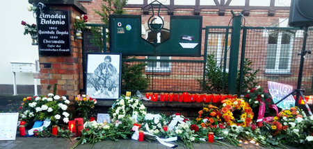 Blumenkränze und Trauerkerzen am Gedenkort für Amadeu António Ki...