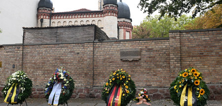 Blumenkränze am Jahrestag des Anschlags am 9. Oktober vor der Ha...