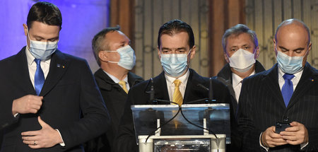 Rumäniens Premier Ludovic Orban (M.) am Sonntag in Bukarest nach...