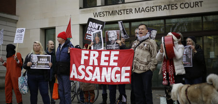Unermüdlich: Protest für die Freilassung von Julian Assange vor ...