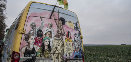 Rückseite eines Kleinbusses am Camp nahe dem Dannenröder Wald