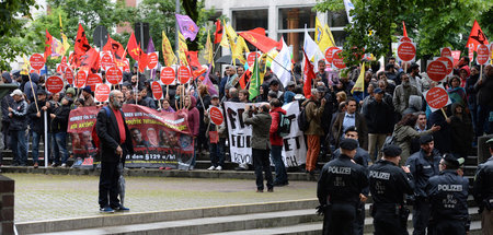Demonstration zu Beginn des TKP/ML-Prozesses gegen Banu Büyükavc...