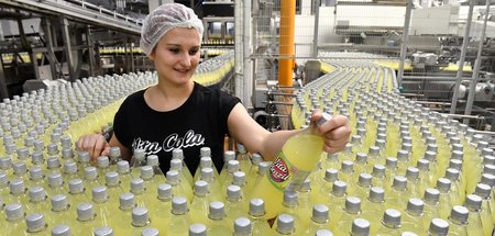 Wie die Nachtarbeit bei der dringenden Herstellung von Erfrischu