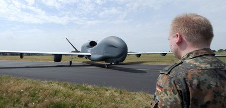 Ein Modell der Drohne »Euro Hawk« auf dem Bundeswehr-Flugplatz b...