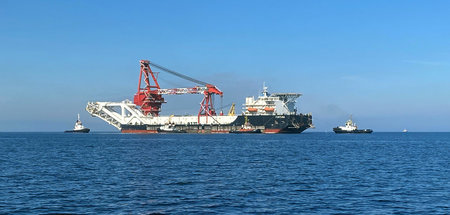 Das russische Schiff »Fortuna« beim Verlegen der Röhren für die ...