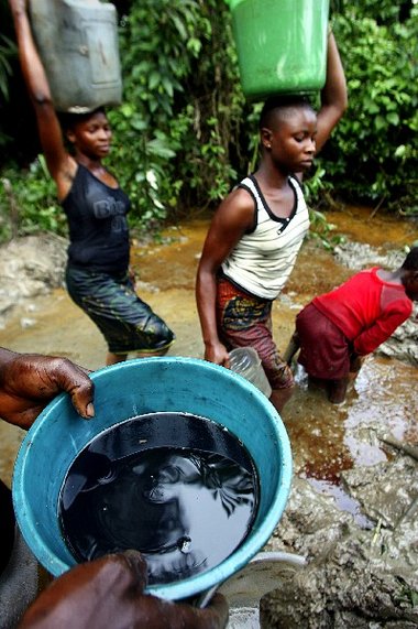 Im Nigerdelta: Bewohner sammeln Öl, das aus einer lecken Pipelin...