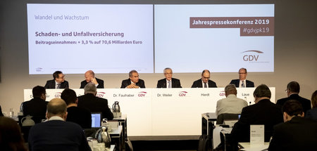 Versammelte Mannschaft: Die Versicherungsbranche versucht sich a... Versammelte Mannschaft: Die Versicherungsbranche versucht sich a...