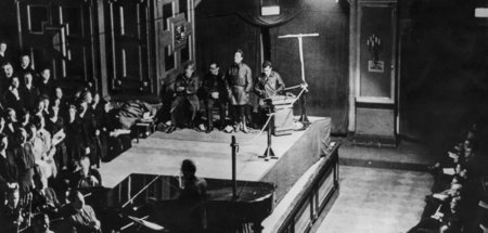 Stilprägend. Mit der »Maßnahme« wendet sich Brecht Arbeiterchöre...