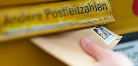 Kleine Briefmarke, große Gewinne. Die Post erhöht die Preise, wi...