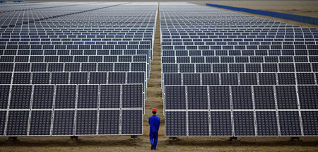 Eine Anlage für die Produktion von Solarstrom im chinesischen La...