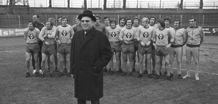 Premiere: Eintracht Braunschweig mit dem Jägermeister-Emblem (16...