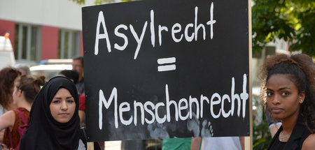 Teilnehmende einer Demonstration protestieren für die Garantie d...