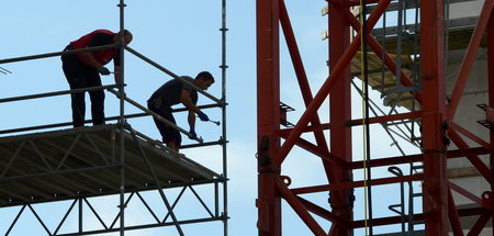 Auf Montage: Migrantische Malocher sind den Betrügereien der Unt...