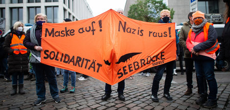 Teilnehmende der Gegendemonstration am 6. Dezember auf dem Düsse...