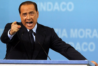 Berlusconi, korrupt und asozial, ist zur Zielscheibe oppositione...