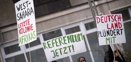 Demonstrierende fordern beim Gedenkmarsch zur deutschen Kolonial...